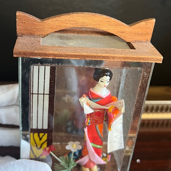 Vintage Japanese Geisha doll display shadow box - Picture 6 of 10